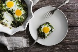 Z czym najlepiej jeść jajka? 5 najzdrowszych dodatków. Wzbogać o nie jajka faszerowane, tortille i szakszukę, a efekty Cię zaskoczą!