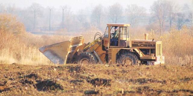 Ciężki sprzęt jesienią zeszłego roku równał teren przy ulicy Leśnej. Czy teraz Kronospan będzie musiał stąd wywieźć tony różnych materiałów? 