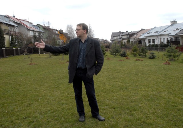 - Między ogrodami jest przestrzeń o szerokości ok. 20 metrów - mówi Andrzej Adamek, mieszkaniec ul. Kombatantów. - Gdzie tu jest miejsce na wielorodzinny budynek?