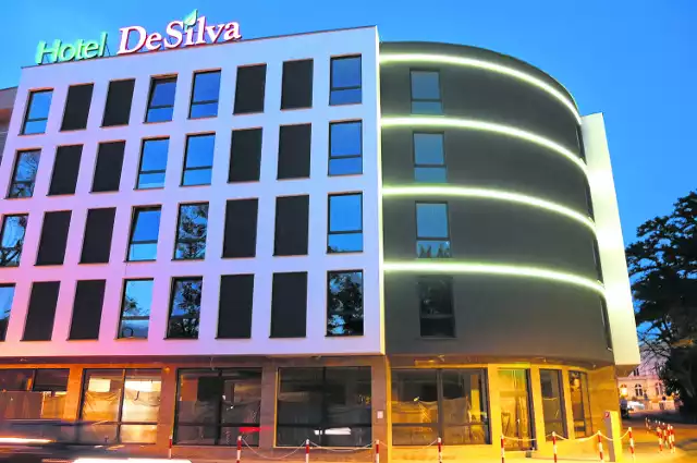 Hotel DeSilva zostanie otwarty w Opolu. Ma mieć cztery gwiazdkiDeSilva przy ulicy Powolnego będzie trzecim hotelem otwartym w tym roku w centrum Opola.