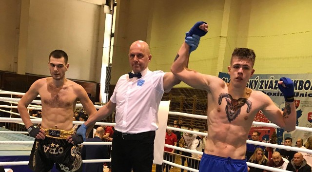 W Bratysławie odbył się Puchar Europy w Kickboxingu Slovak Open 2020. W zawodach wystartowało 400 zawodników z 12 państw. Nasz klub SK Kickboxing Kielce SOMA-GYM reprezentowało 5 zawodników, którzy zdobyli 4 medale. W formule K-1 Robert Soboń 63,5 kg wywalczył złoto i pas mistrzowski wygrywając dwie walki. W półfinale pokonał pewnie na punkty Siklara Olka Słowacja i w finale wygrał  przez K.O w II rundzie z mocnym zawodnikiem z Austrii Rakousky Gregi. Dominik Kaleta w 81 kg zdobył srebrny medal, w półfinale pokonał także zawodnika z Austrii i w finale przegrał niejednogłośnie na punkty z Serbem. Maciej Kubicki w 91 kg K-1 w debiucie zdobył brąz. Świetnie zaprezentował się Maciej Zyz 52 kg kick light kadet starszy, wygrywając cztery walki zdobywając złoty medal. Piotr Zych 67 kg K-1 również debiut w zawodach międzynarodowych przegrał pierwszą walkę i odpadł w eliminacjach. - Podziękowania za pomoc i wsparcie dla naszych partnerów Piekarni OMAR Paweł Okólski, firmy "Energia i Ciepło" Paweł Misztal, gabinet dentystyczny Jarosław Kwieciński oraz dla Bartka Przybylskiego, trenera przygotowania motorycznego, z którym od lutego rozpoczęliśmy współpracę - powiedział Marek Soboń, trener Sportowego Klubu Soma Gym Kick Boxing Kielce. (dor)