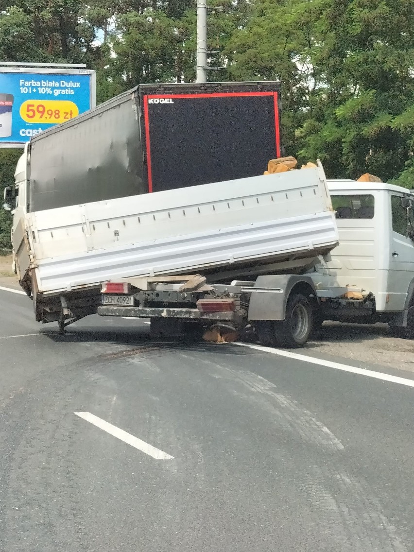 Kolizja w Płoni w Szczecinie. Drewno spadło na inne auto. Są utrudnienia 