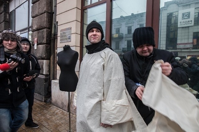 Jeden z chętnych, który kazał nazywać się Pawłem XVIII po kilku sekundach abdykował z urzędu