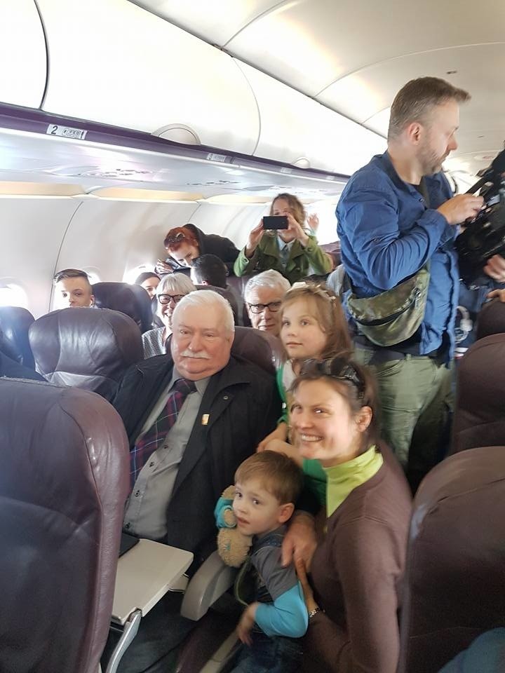 Lech Wałęsa wywołał sensację na pokładzie samolotu lecącego do Danii. Były zdjęcia i autografy!