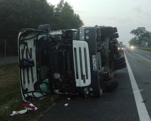 Wypadek na S7 w Kamieniu pod Białobrzegami. Wywróciła się tam ciężarówka z naczepą. Kierowcy nic się nie stało.