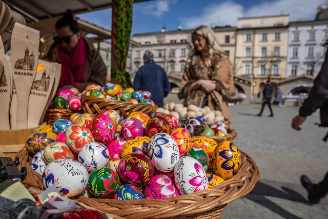 Oferowany asortyment nawiązuje do tradycji świąt Wielkiej Nocy, ze szczególnym uwzględnieniem regionalnych wyrobów rękodzielniczych i rzemieślniczych.