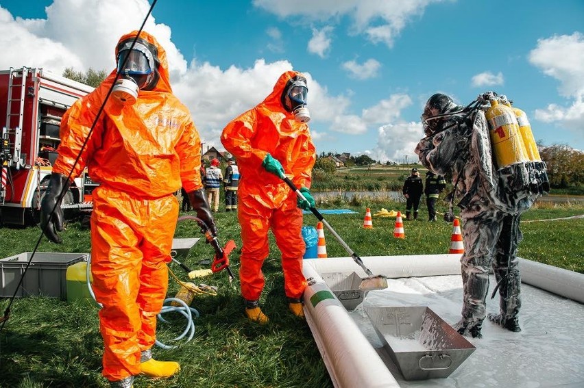 Płonie szkoła, ranne dzieci, poszukiwania zaginionego i chemiczne zagrożenie - strażackie ćwiczenia w Waśniowie. Zobaczcie zdjęcia