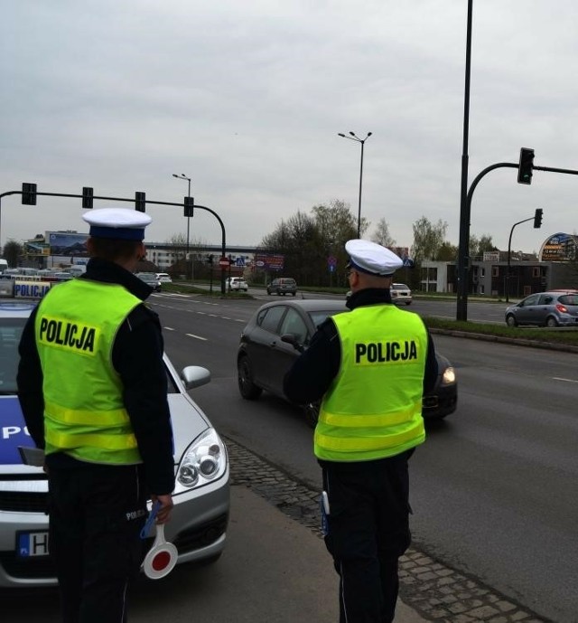 Cykliczne kontrole policji na drogach powiatu krakowskiego - zdjęcie ilustracyjne