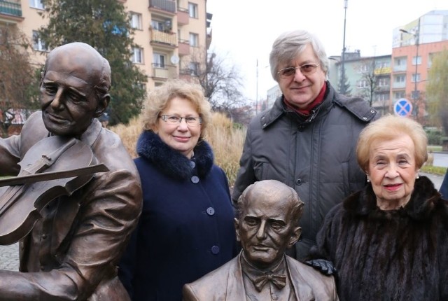 Symbolicznego odsłonięcie pomnika słynnych braci Szafreanków dokonali ich wychowankowie, dziś światowej sławy pianiści – Lidia Grychtołówna i Piotr Paleczny.