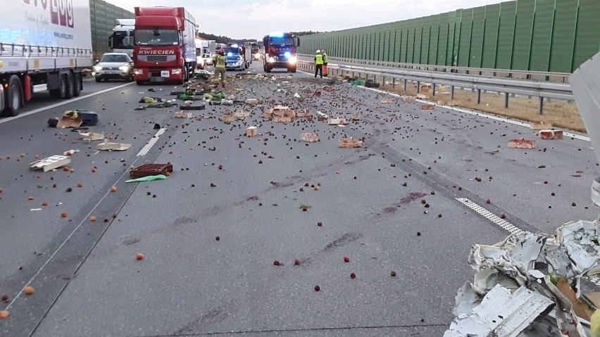 Wypadek na autostradzie A1 między Radomskiem a Częstochową. Zderzenie samochodu dostawczego i ciężarówki. ZDJĘCIA
