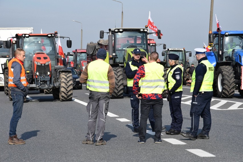 Protest rolników i blokada skrzyżowania dróg krajowych 11,...