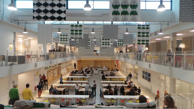 Centrum IKEA, jeszcze zanim firma stała się globalnym koncernem, znajdowało i nadal znajduje się w liczącym 16 tys. mieszkańców Almhult w południowej Szwecji.