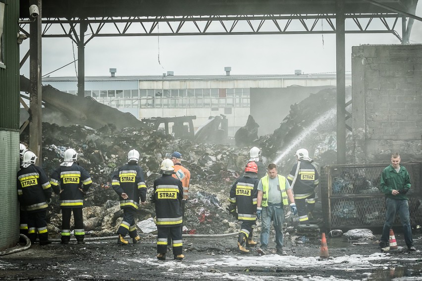 Pożar w sortowni odpadów w Paterku pod Nakłem wybuchł w...