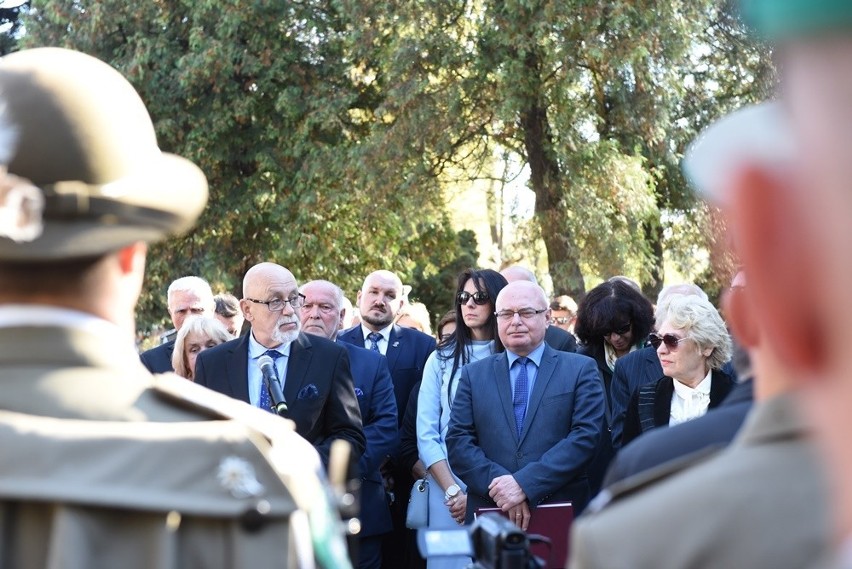 Nowy Sącz. Tłumy sądeczan na powtórnym pochówku gen. Bronisława Pierackiego