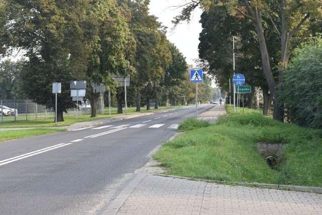 Aby dostać się do swojej posesji musi przejść przez dwie działki. Jak wyjaśnia, wybudował się tam, ponieważ w latach 90. powstała koncepcja na budowę drogi. Mijały lata, władze się zmieniały, a drogi dojazdowej jak nie było, tak nie ma.