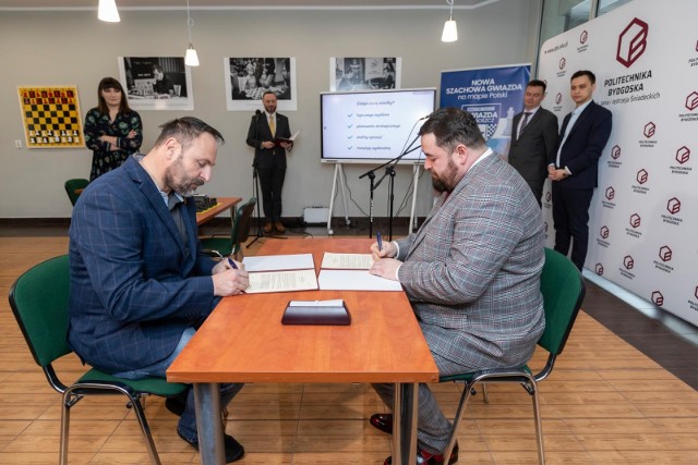 Zbigniew Leszczyński i Marek Adamski podpisują dokument o współpracy