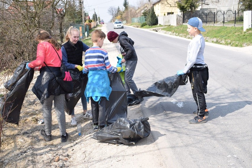Trash challenge w Mąchocicach Kapitulnych. Mieszkańcy uzbierali ponad 80 worków śmieci!