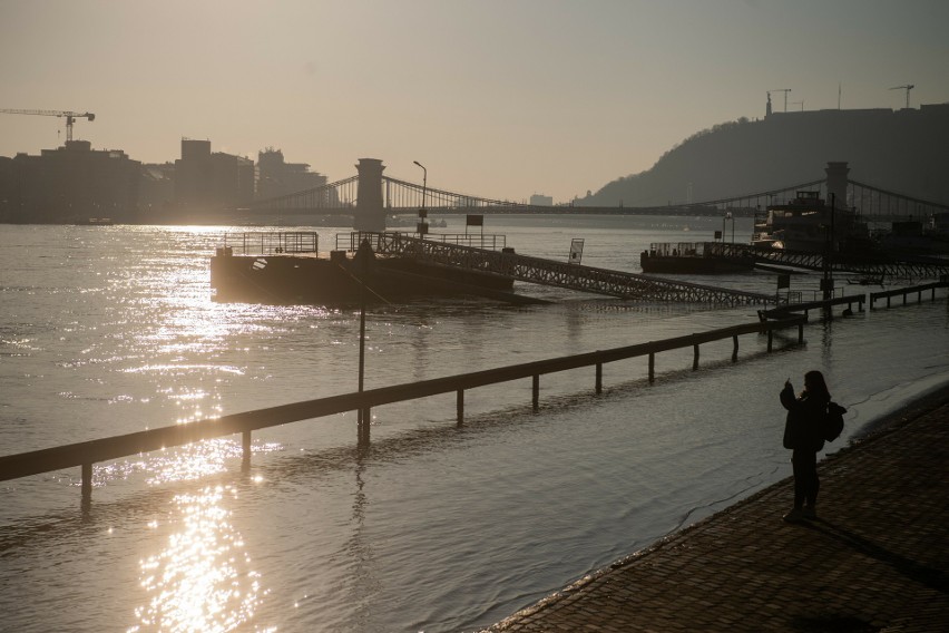 Dunaj zalewa Budapeszt. Poziom wody zagraża mieszkańcom
