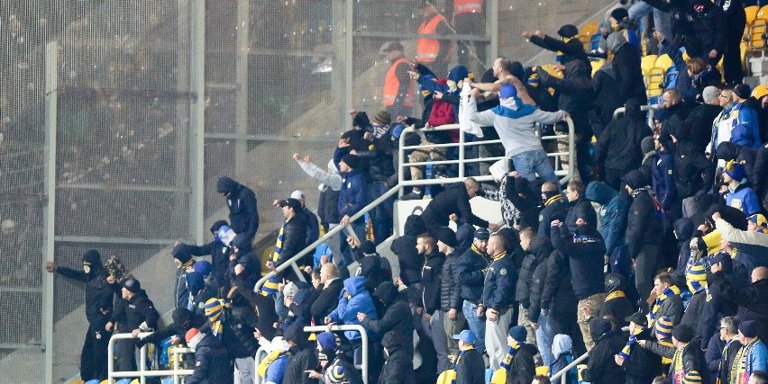 Arka Gdynia - Lechia Gdańsk. Niespokojnie na stadionie w Gdyni. Weszła policja [ZDJĘCIA, WIDEO]