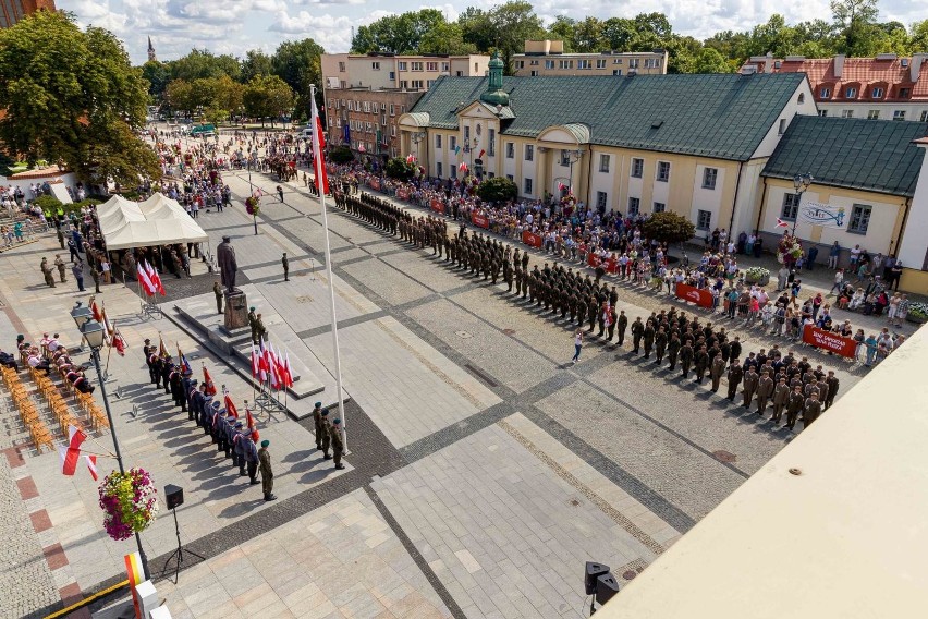 Uroczystości rozpoczynały się o godzinie 12.30, ale już na...