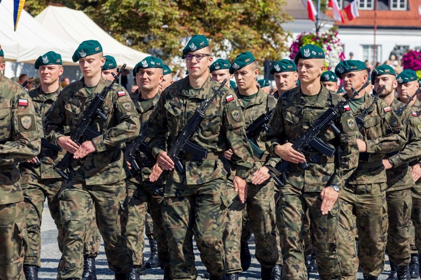 Uroczystości rozpoczynały się o godzinie 12.30, ale już na...