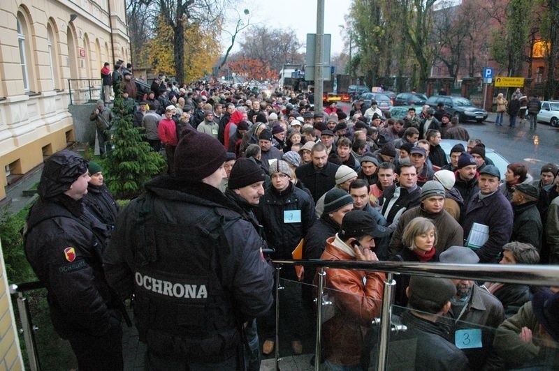 Kolejki przed toruńskim ARiMR-em