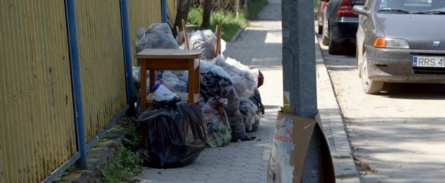 Na ulicach wciąż pojawiaja się nowe śmieci.