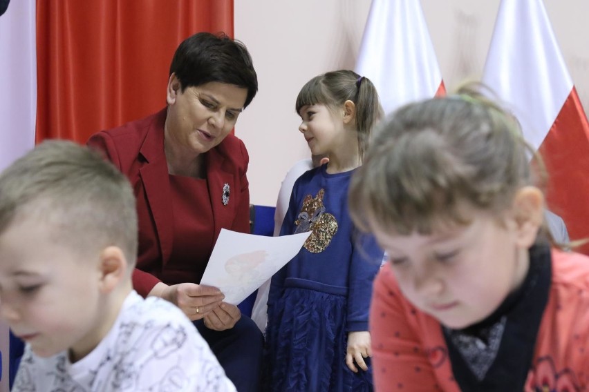 500 PLUS na KAŻDE DZIECKO. Beata Szydło obiecała 500 plus na...