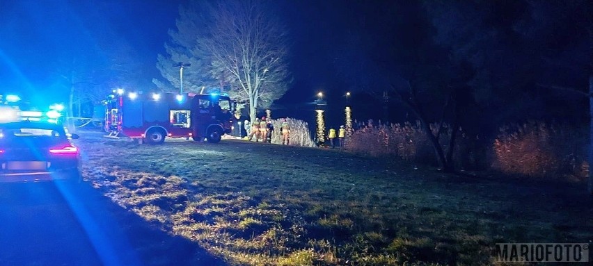 Samochód wpadł do jeziorka w gminie Pakosławice. Strażacy wyłowili kierowcę. Nie udało się go uratować