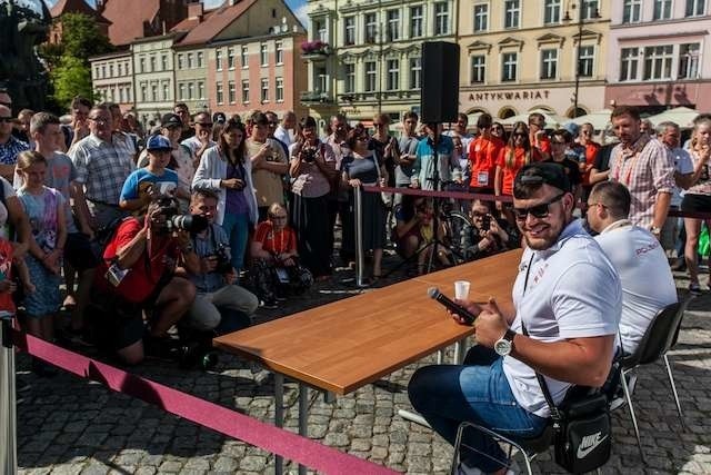 Rekordzista świata Konrad Bukowiecki na Starym Rynku zapraszał do kibicowania lekkoatletom na stadionie. Na szczęście na spotkaniu ludzi nie zabrakło