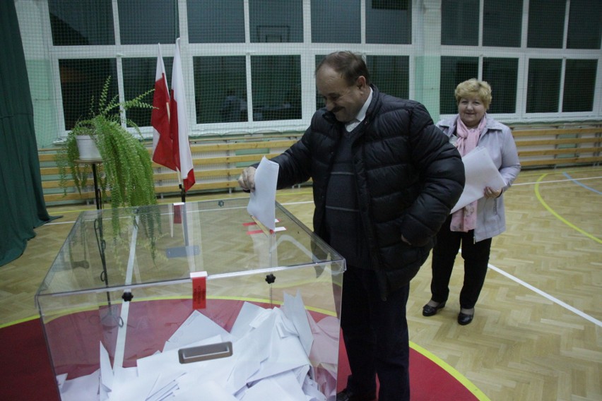 Wybory samorządowe 2018. Powiat brzeski. Trwa głosowanie w lokalach wyborczych [ZDJĘCIA]