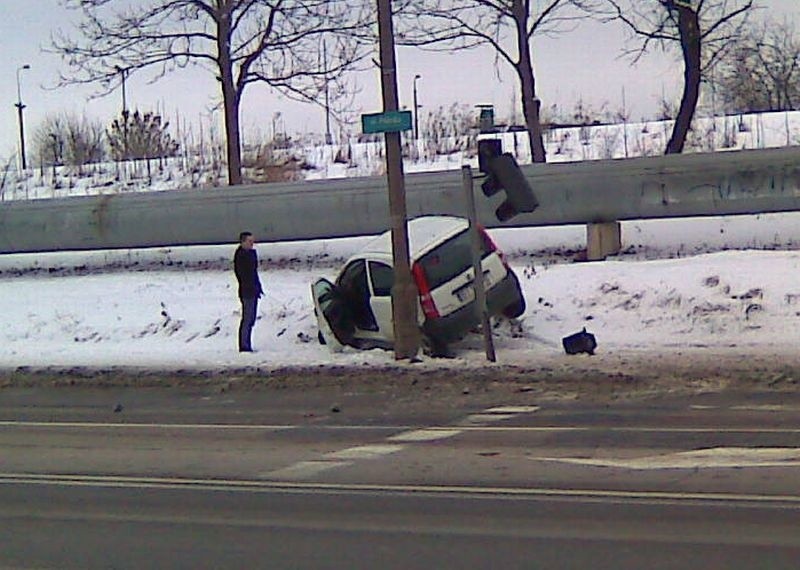 Poleska: Fiat panda uderzył w słup sygnalizacyjny (zdjęcia)