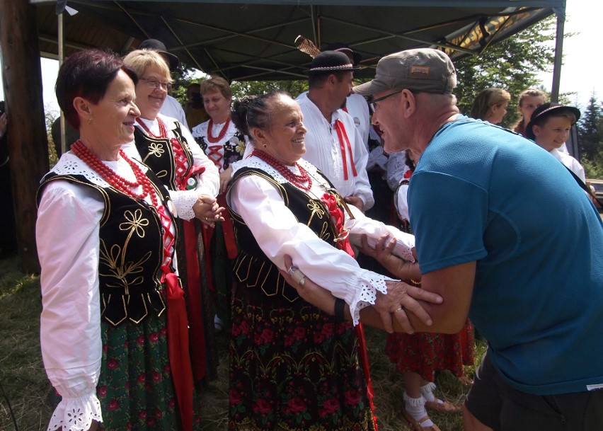 Odkryj Beskid Wyspowy. W niedzielny poranek wspięli się na Szczebel. Bardzo liczną grupę stanowili najmłodsi turyści [ZDJĘCIA]