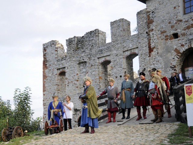 Pokazy walk i bractw rycerskich, scenki szlacheckie, koncerty, widowiska - uczestnicy Święta Szlaku Orlich Gniazd nie mogli narzekać na nudę. Atrakcji nie zabrakło na Juromanii w Bydlinie, Rabsztynie i na Pustyni Błędowskiej