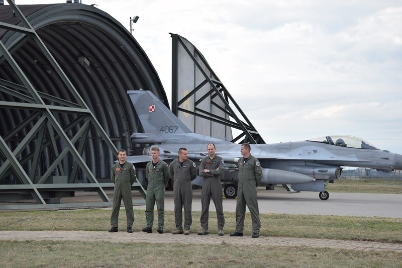 F-16 rozpoczęły dyżury bojowe. Minister Mariusz Błaszczak na lotnisku w Łasku [ZDJĘCIA]