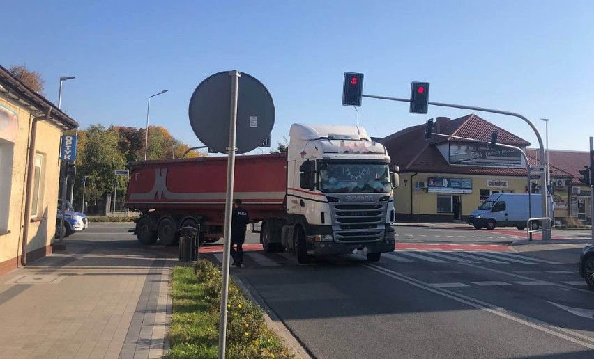 Wypadek w Kozienicach. Ciągnik siodłowy potrącił kobietę na przejściu dla pieszych