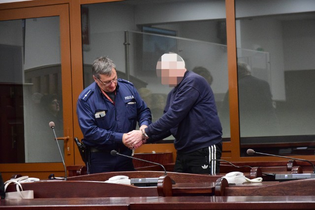 Kolejny dzień procesu przed Sądem Okręgowym w Słupsku w sprawie Leszka Ł., oskarżonego o zabójstwo kuzyna 240 ciosami nożem