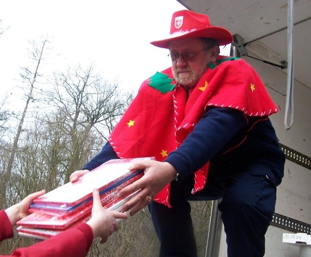 Bernhard Serwuschok przyjechał do Sowczyc w świątecznym stroju Weihnachstmanna.