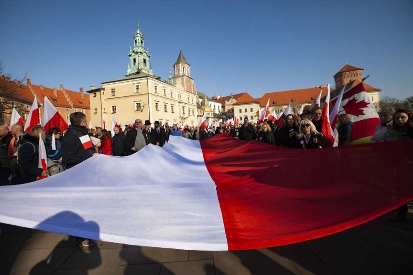 Biało-czerwony marsz i śpiewanie hymnu. Tak Kraków świętował setną rocznicę odzyskania przez Polskę niepodległości [ZDJĘCIA]