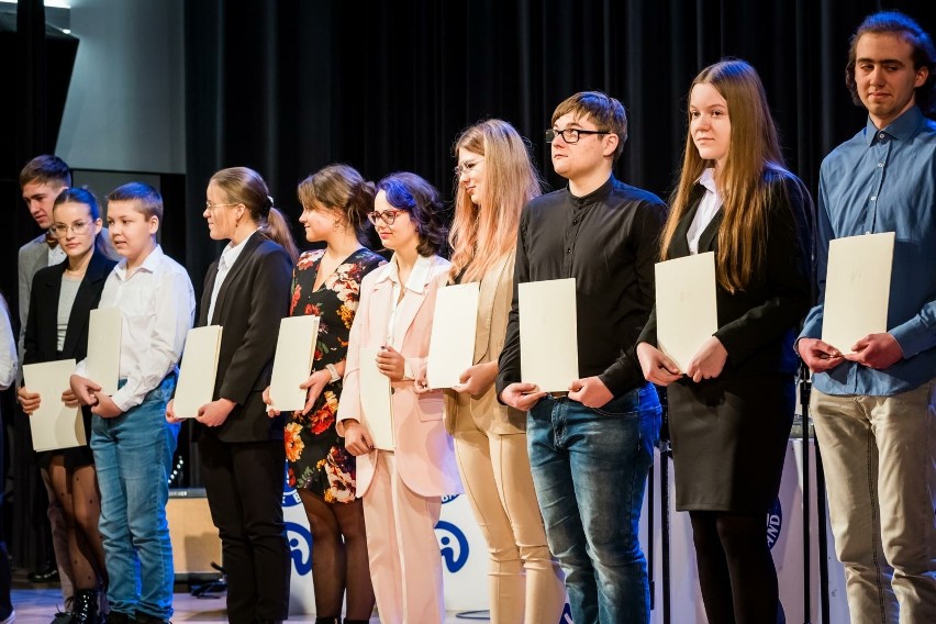 Stypendium Prezesa Rady Ministrów wynosi 3 tys. zł i...