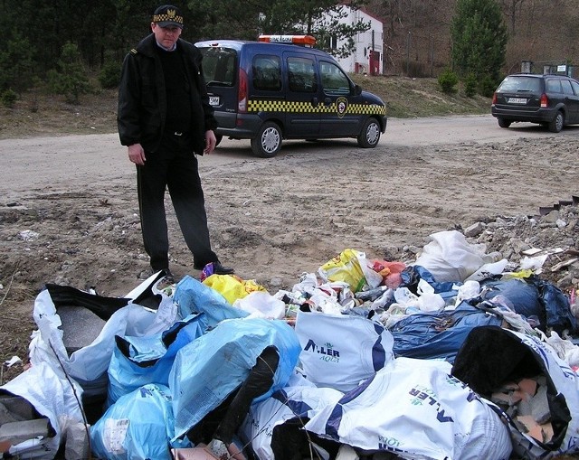 Krzysztof Kuc przy nielegalnym wysypisku śmieci pod Miastkiem.