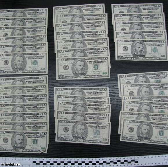 Kilka godzin później sprzedający zauważył, że część z 36 wręczonych mu banknotów 50-dolarowych ma te same numery seryjne! Natychmiast powiadomił policjantów o oszustwie.