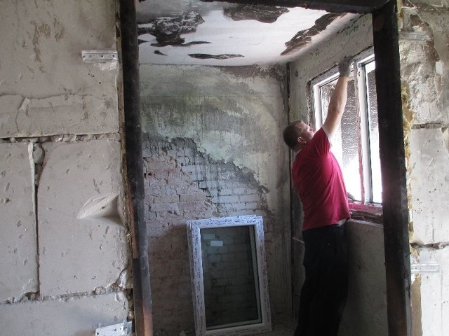 W dwa tygodnie po pożarze dzięki Ośrodkowi Pomocy Społecznej w Staszowie zamontowano nowe okna i drzwi wewnątrz mieszkania.