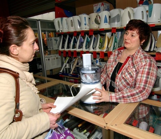 Maria Mucha, kierownik sklepu Multu AGD i RTV w galerii Podkowa w Słupsku podczas rozmowy z klientem.