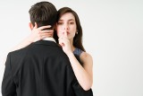 Brak namiętności, komunikacji, czy niedopasowanie? Oto powody, dlaczego kobiety zdradzają. Czy różnią się one tak bardzo od mężczyzn?