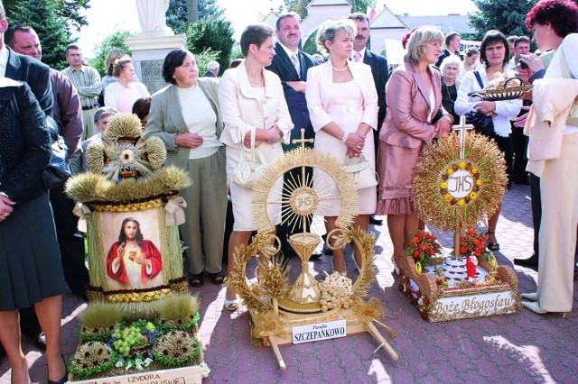 Za wieniec współczesny (w środku) parafia Szczepankowo otrzymała Nagrodę Marszałka Województwa Podlaskiego