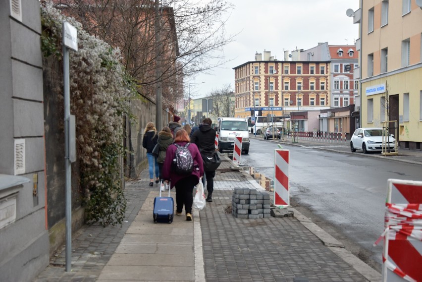 Drzewa nasadzone wzdłuż prawej strony ul. Dubois usunięto i...