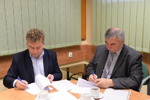 Umowę podpisuje burmistrz miasta i Gminy Połaniec, Jacek Tarnowski z wykonawcą zadania Wiesławem Kopciem z Zakładu Instalacji Elektrycznych