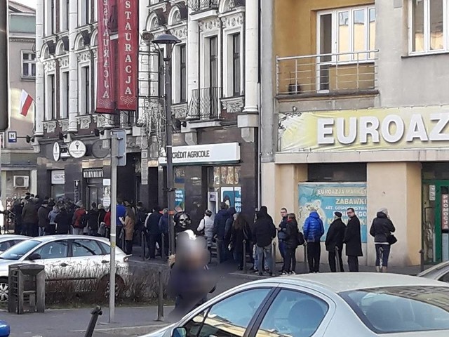 Kolejka po pączki w centrum Sosnowca.