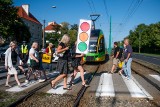 Poznań: Mieszkańcy Grunwaldu blokowali ulicę. Domagali się sygnalizacji świetlnej na przejściu, gdzie ostatnio zginęła kobieta [ZDJĘCIA]